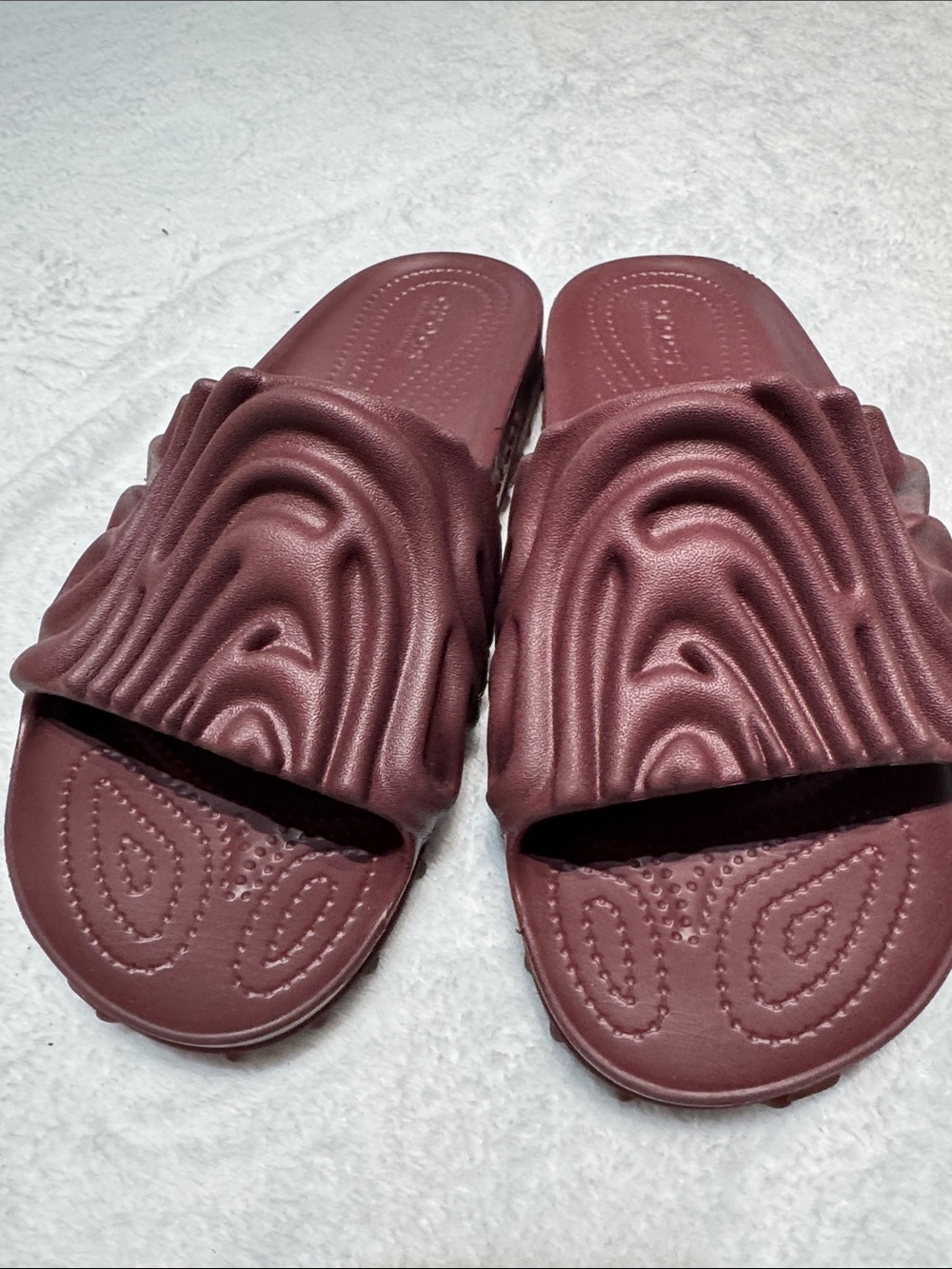 CROCS like new without tags Textured Burgundy Slide Sandals - maroon